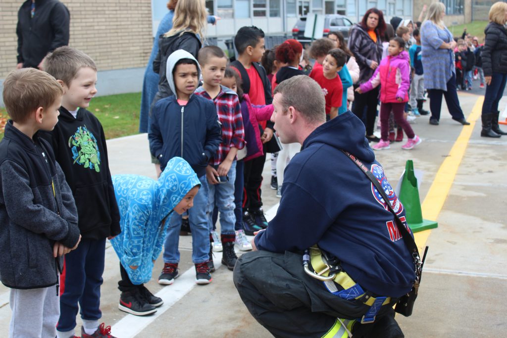students chat with a firefighter 