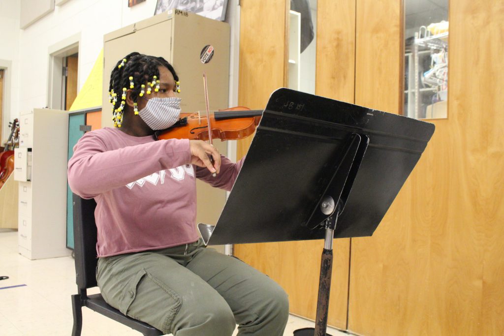 a student is playing violin 