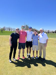 the members of the gold team are posing on the golf course