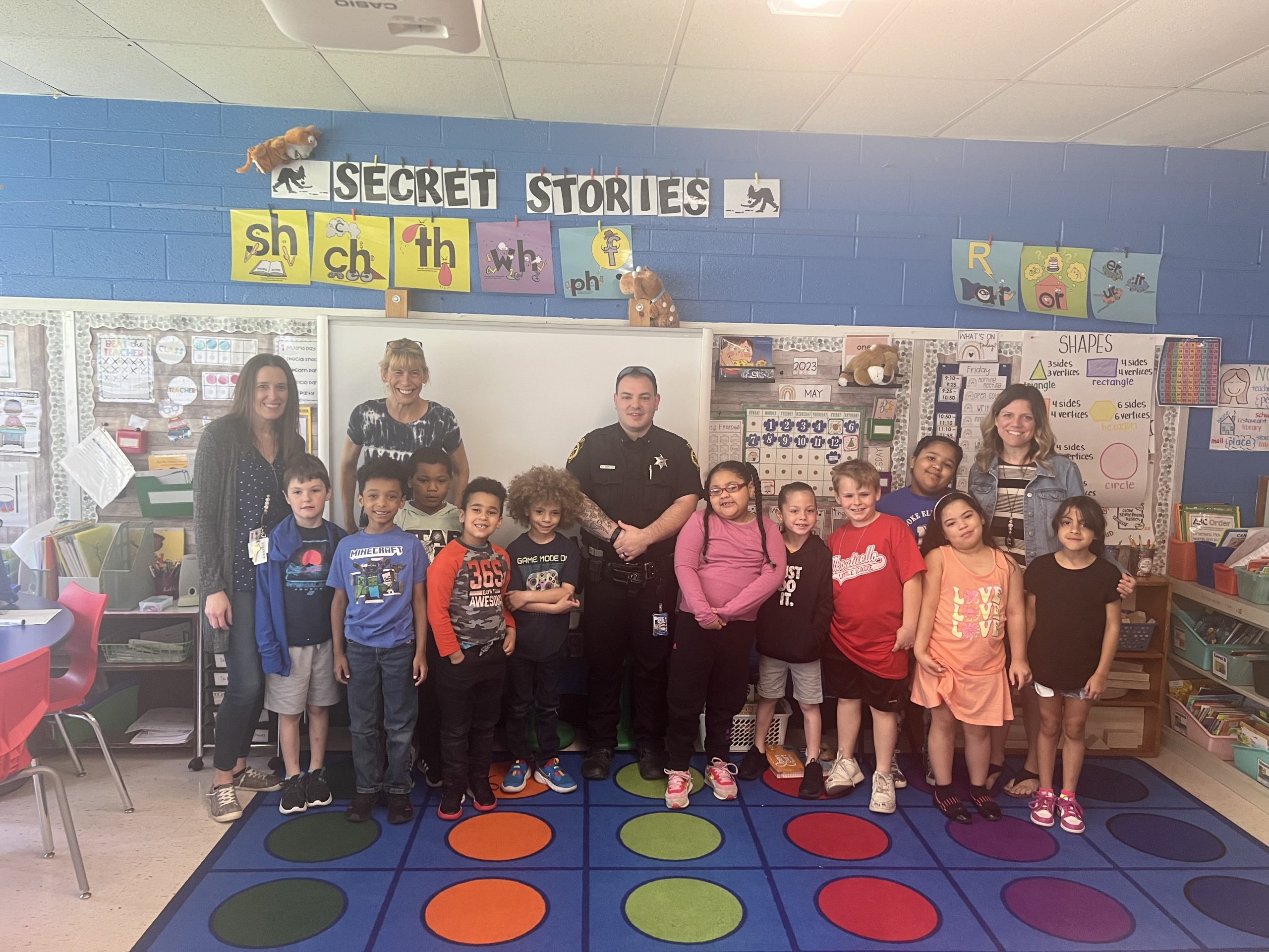 the class poses with the school's SRO