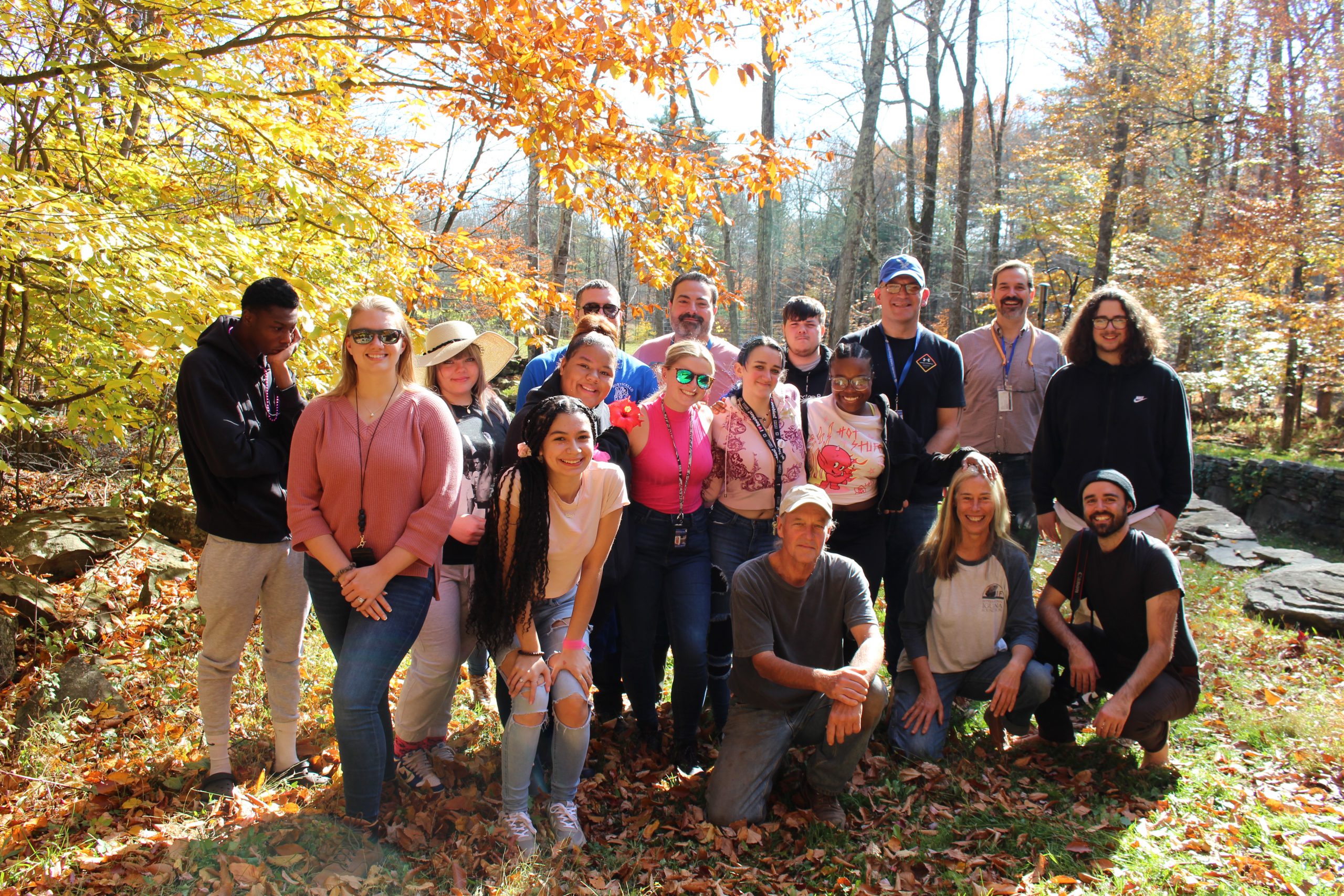 the students and staff are posing with the farmer